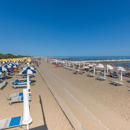 Altanea Apartments Con Piscina Caorle Eksteriør bilde