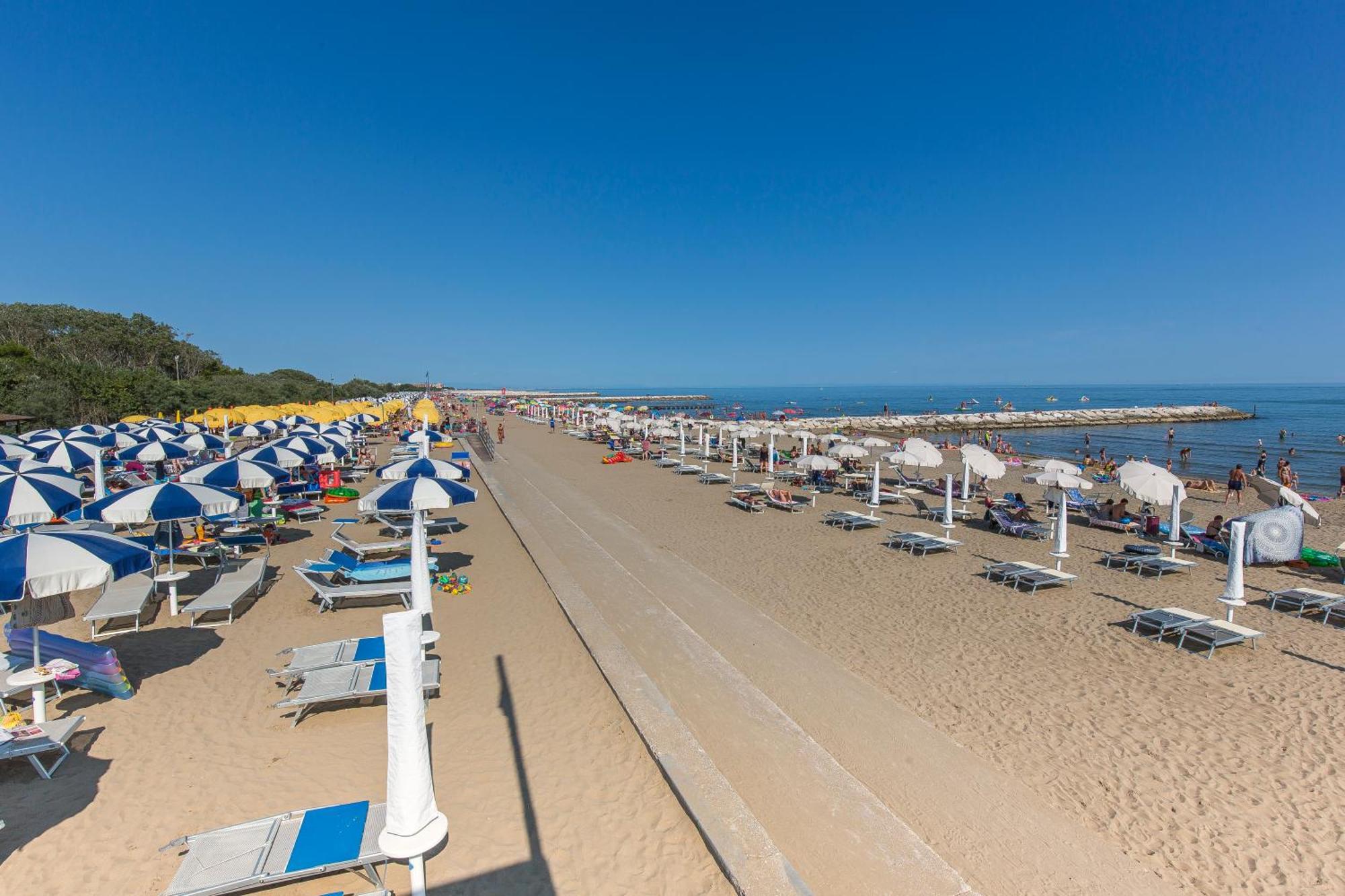 Altanea Apartments Con Piscina Caorle Eksteriør bilde