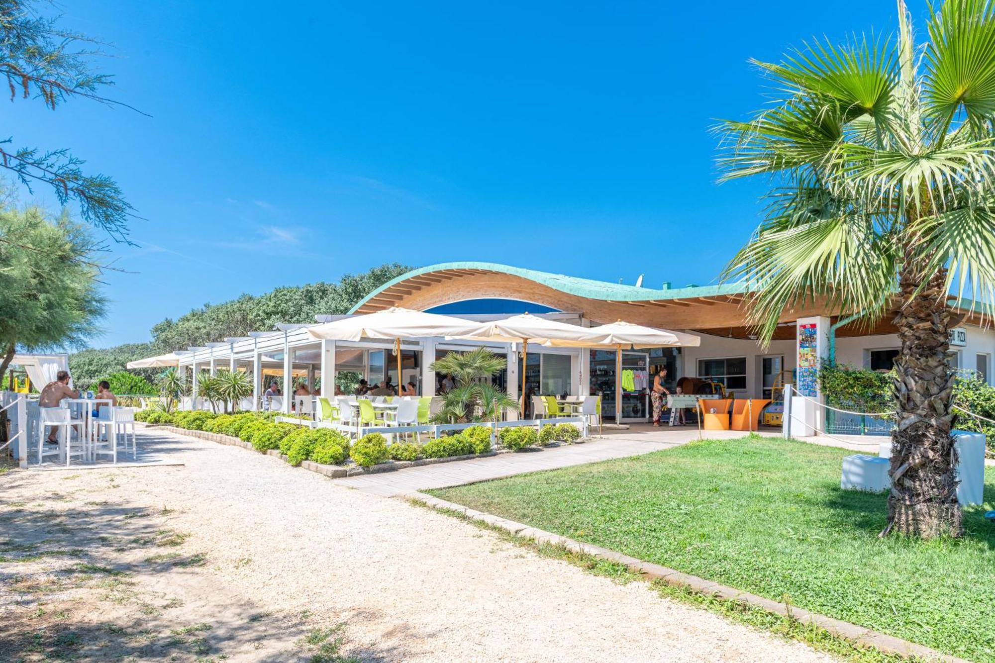 Altanea Apartments Con Piscina Caorle Eksteriør bilde